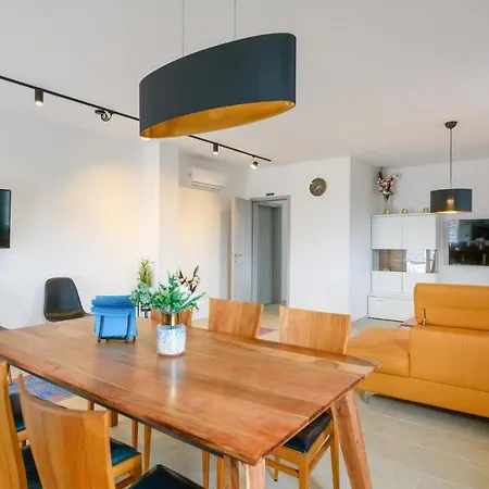 3 Bedroom Amazing In Holiday home