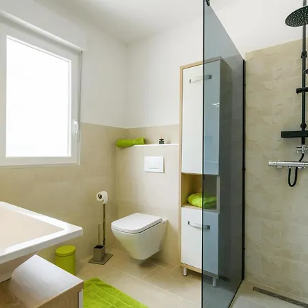 3 Bedroom Amazing In Holiday home