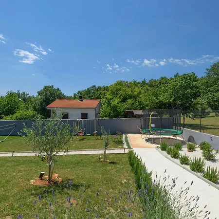 3 Bedroom Amazing In Holiday home